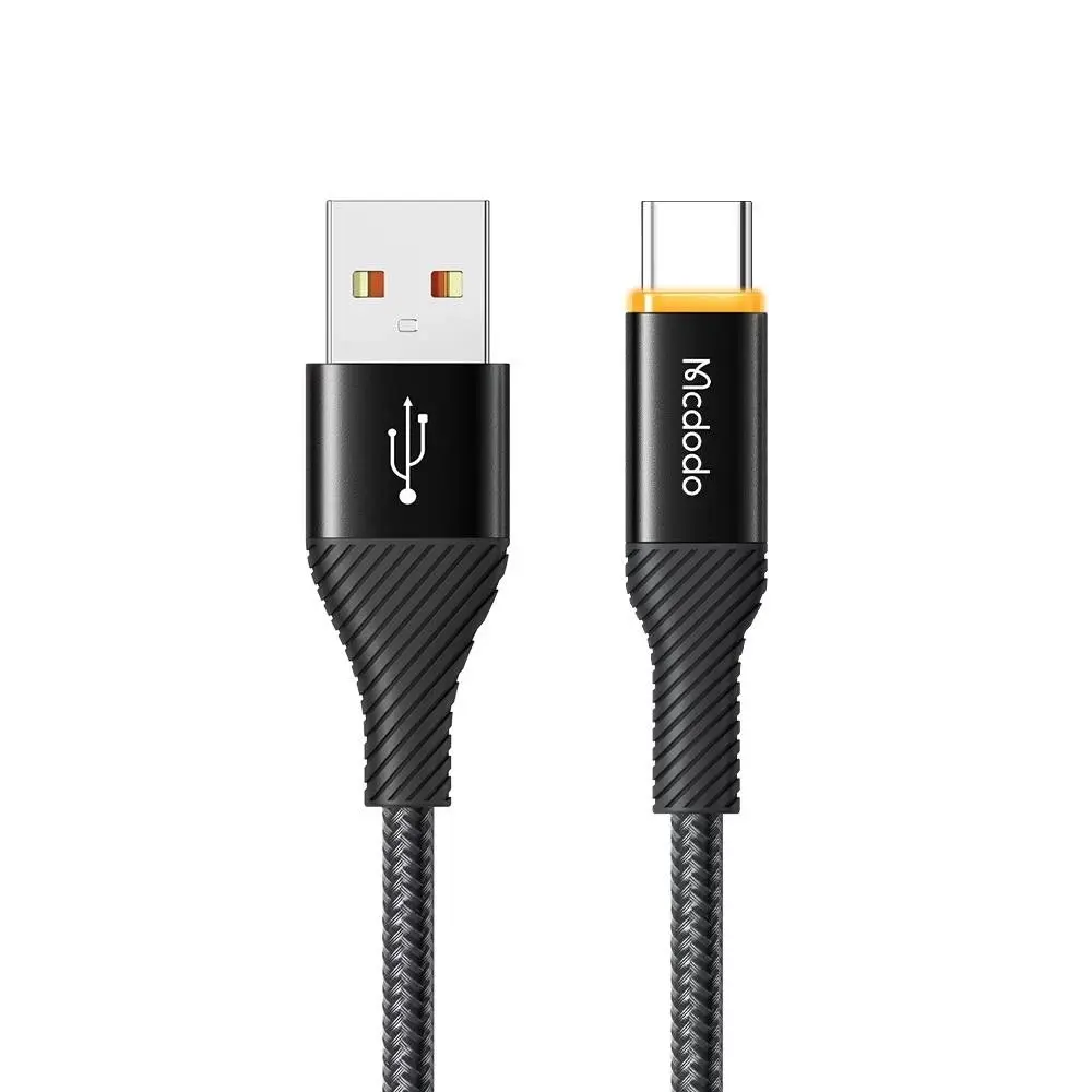 Siyah ve gri örgülü kablolarla iki USB-C ve USB-A kablosu.
