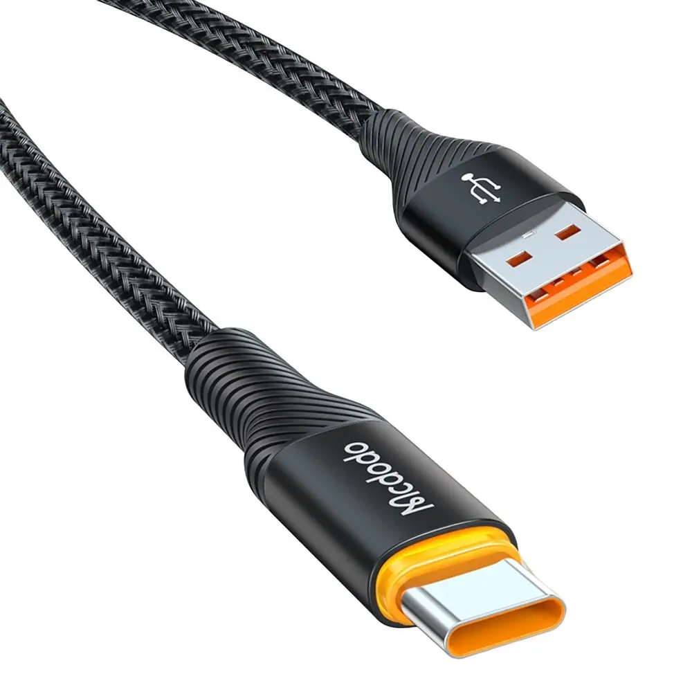 Turuncu vurgulu siyah USB-A - USB-C şarj kablosu.