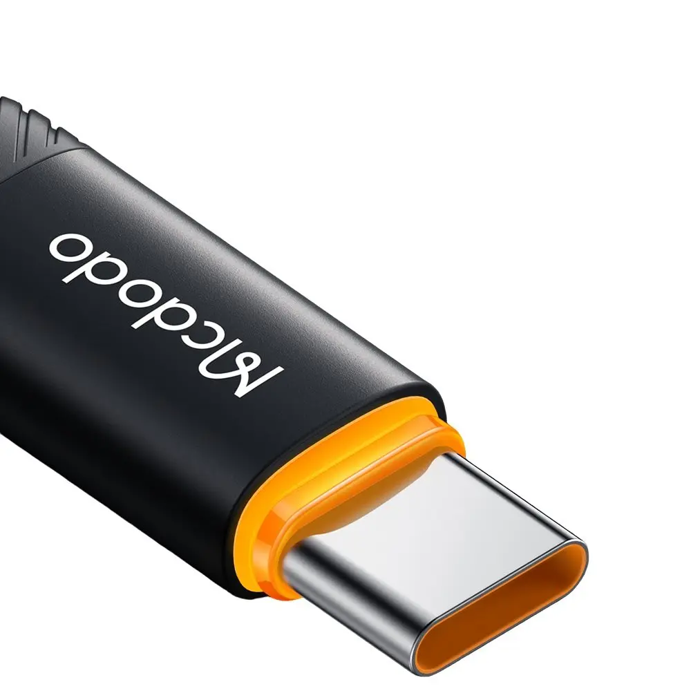 Turuncu vurgulu ve Mcdodo logolu siyah USB-C konektör.