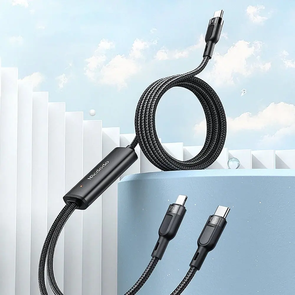 Siyah, çift USB-C örgülü kablo, kumaş dokusu ve metal konektörlere sahip.