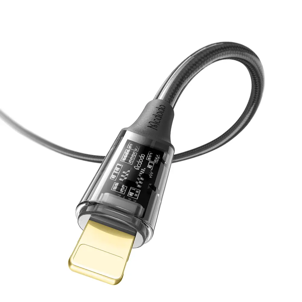 Görünür devre kartlı şeffaf kasalı altın rengi Lightning konektörü.