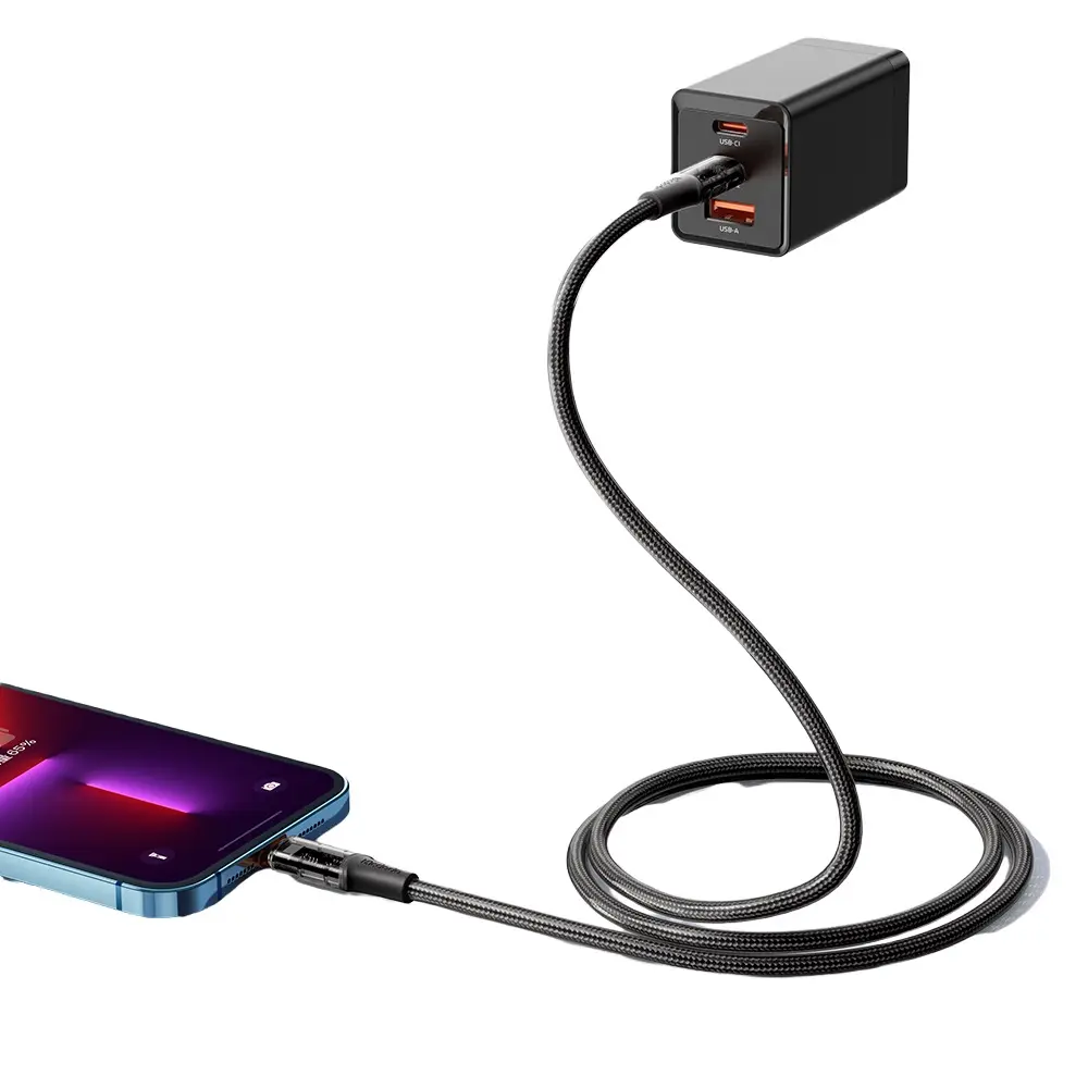 USB-C ve USB-A bağlantı noktalarına sahip siyah bir şarj cihazı akıllı telefonu şarj ediyor.