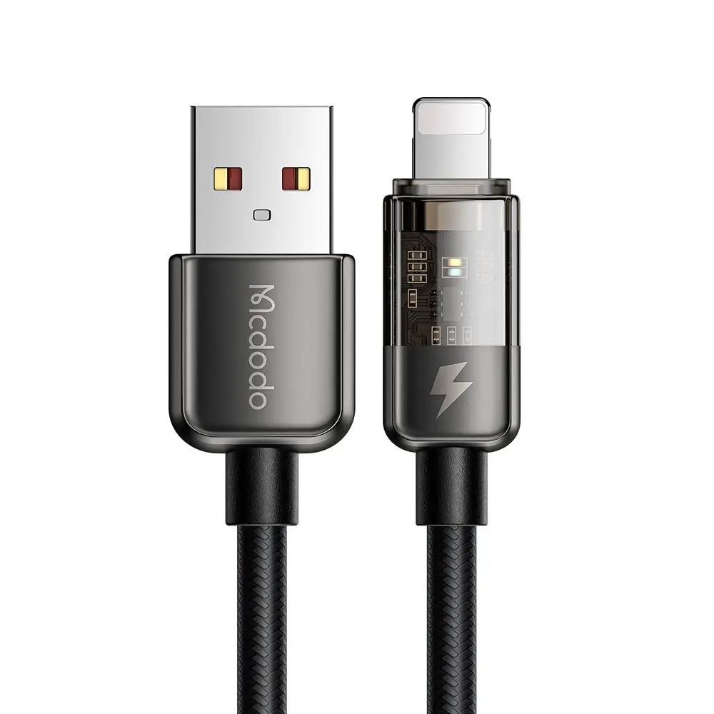 Beyaz arka plan üzerinde USB-A ve Lightning konektörlü siyah şarj kablosu.