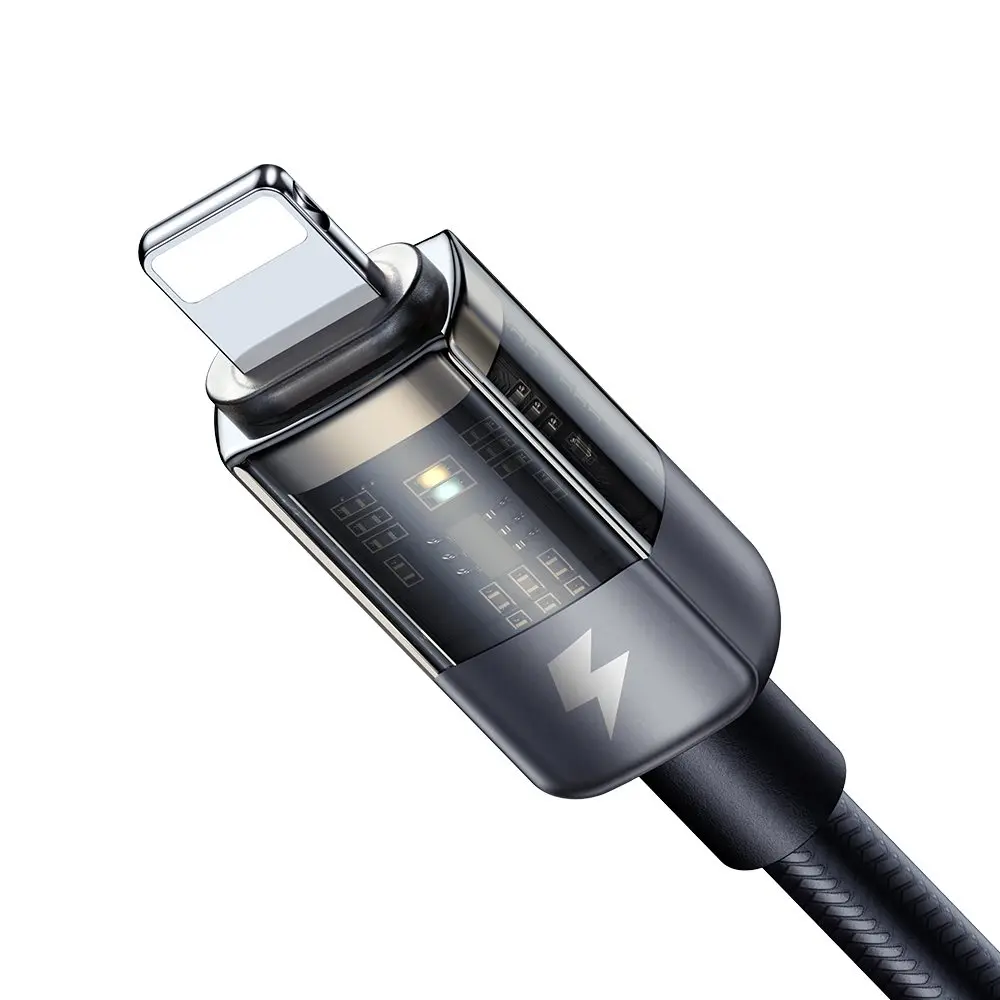 Gümüş rengi Lightning konektörünün, LED'leri ve şimşek logosunu gösteren şeffaf bölümlü yakın çekimi.
