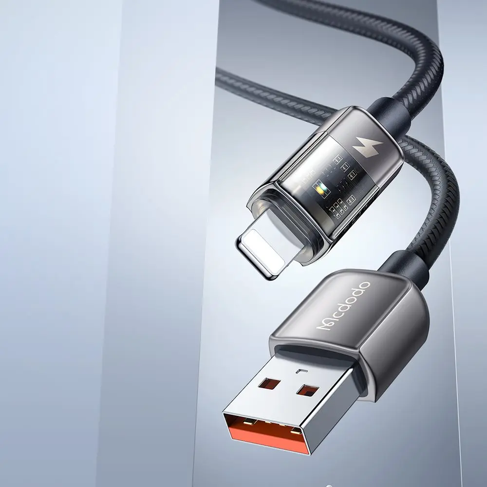 USB-A ve Lightning konektörlü gri şarj kablosu. Bir ışık bir konektörden parlıyor.