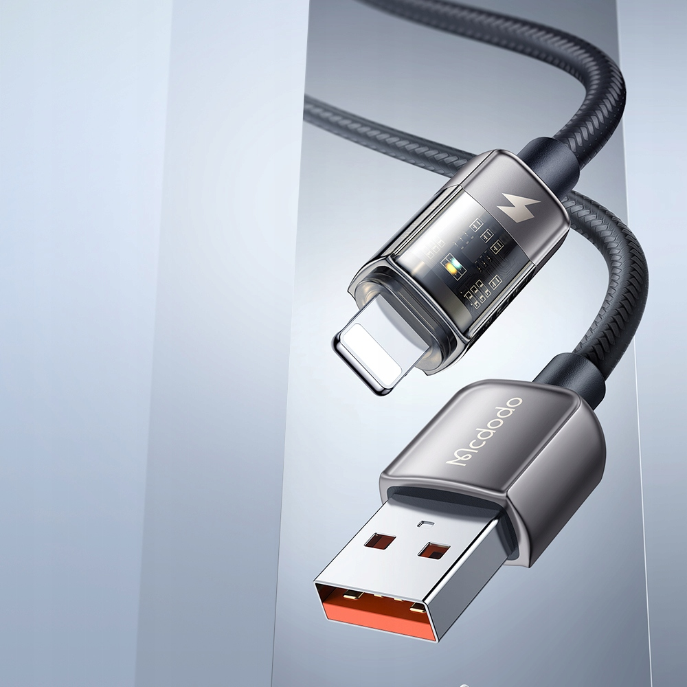 USB-A ve Lightning konektörlü örgülü siyah şarj kablosunun yakın çekimi.