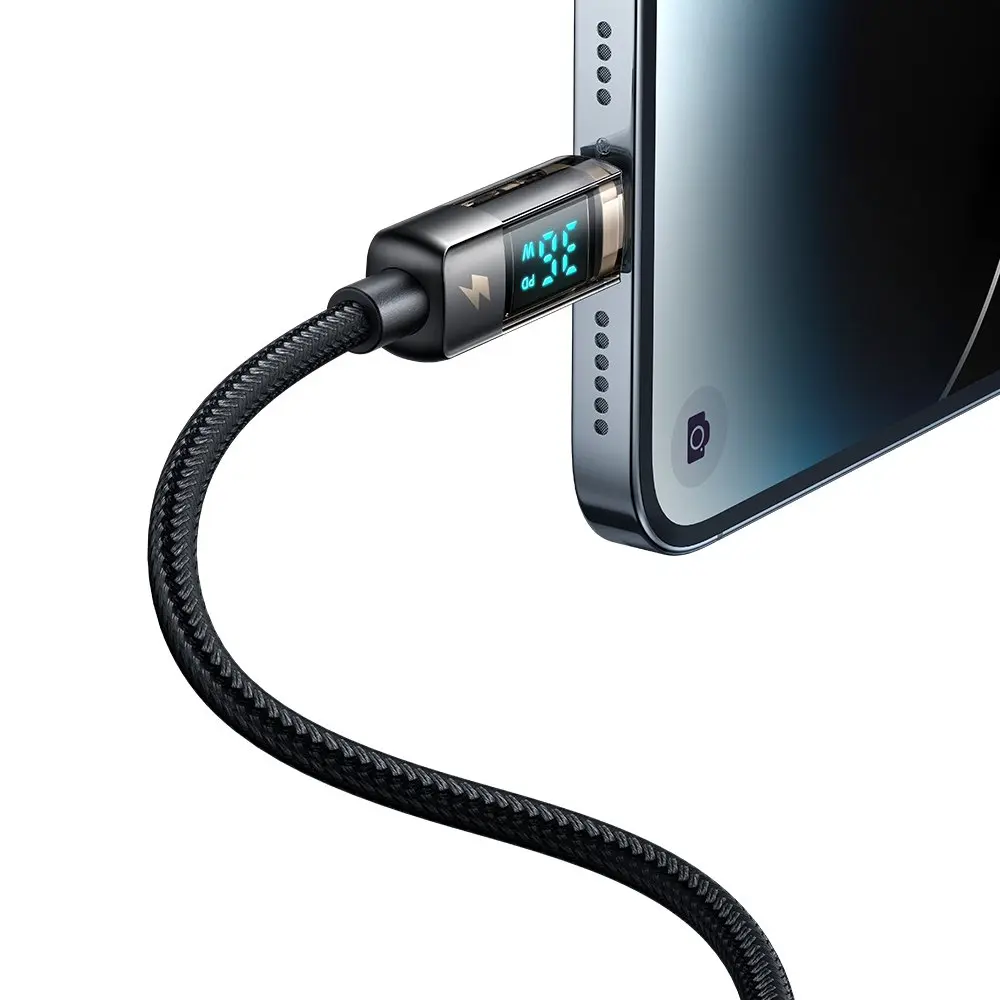Akıllı telefona takılı dijital ekranlı siyah USB-C kablosu.