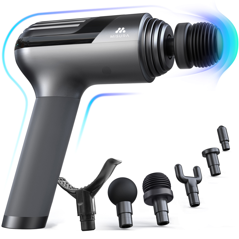 Pistola de masaje gris con varios accesorios y efectos de luz azul de fondo.