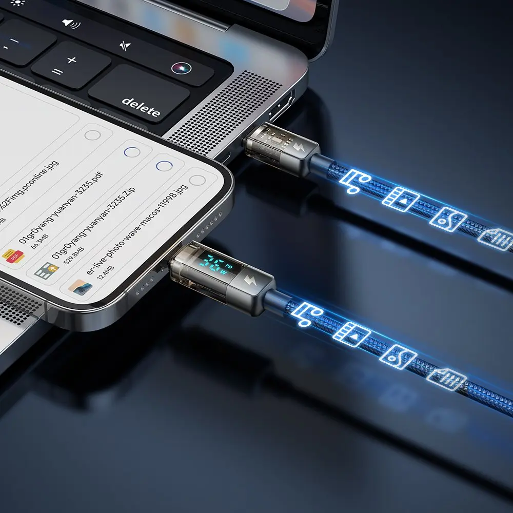 Bir akıllı telefon ve dizüstü bilgisayar, veri aktarımını gösteren şarj kablolarıyla bağlıdır.