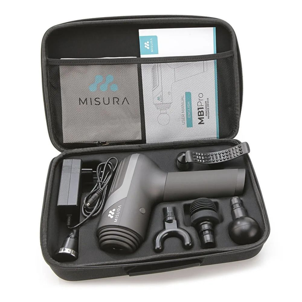 Pistola de masaje gris con accesorios y cargador en un estuche negro abierto. Incluye manuales.