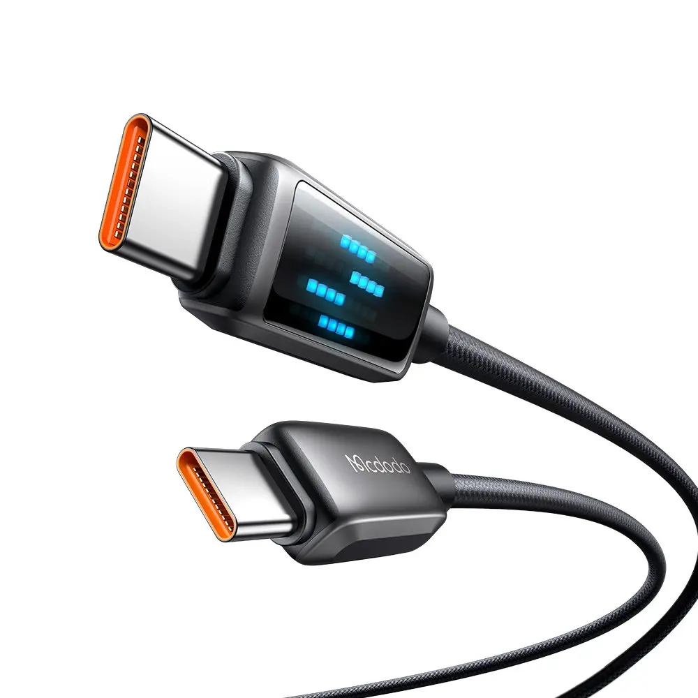 Dijital ekranlı, iki konnektörlü siyah USB-C kablosu.