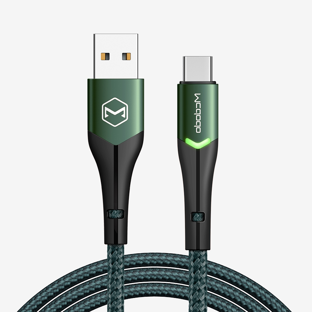 USB-A ve USB-C konektörlü yeşil bir USB-C şarj kablosu.