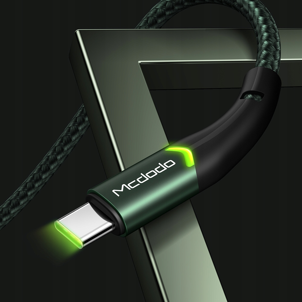 Koyu arka plan üzerinde Mc logosu ve ışıklı konektöre sahip yeşil USB-C kablosu.