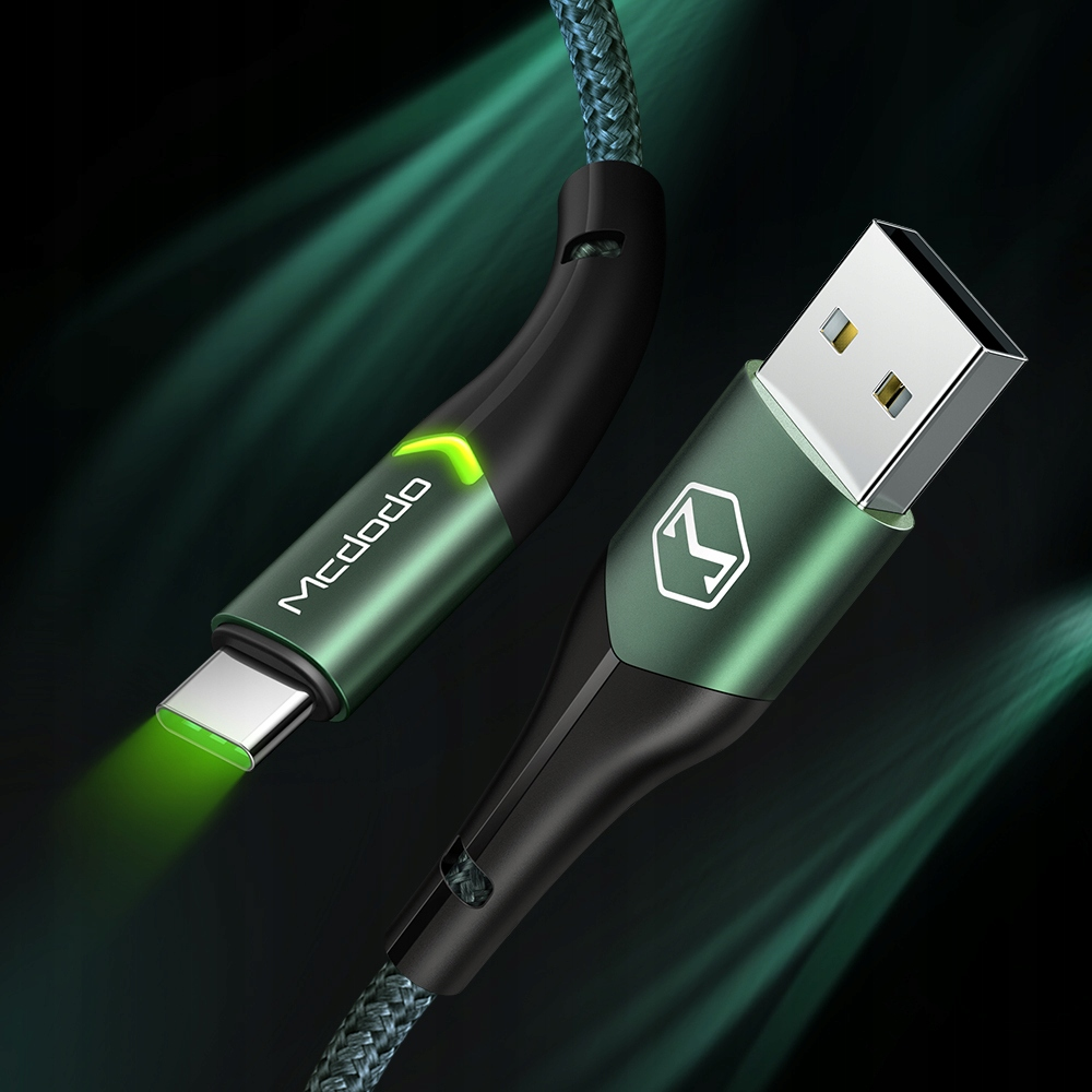 Koyu arka plan üzerinde aydınlatmalı konektörlü ve USB-A portlu yeşil USB-C kablosu.