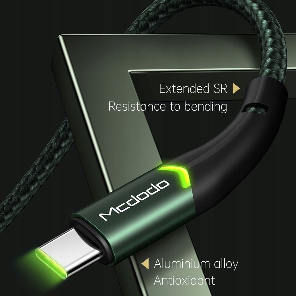 McDodo logolu ve aydınlatmalı konnektörlü yeşil USB-C kablo.