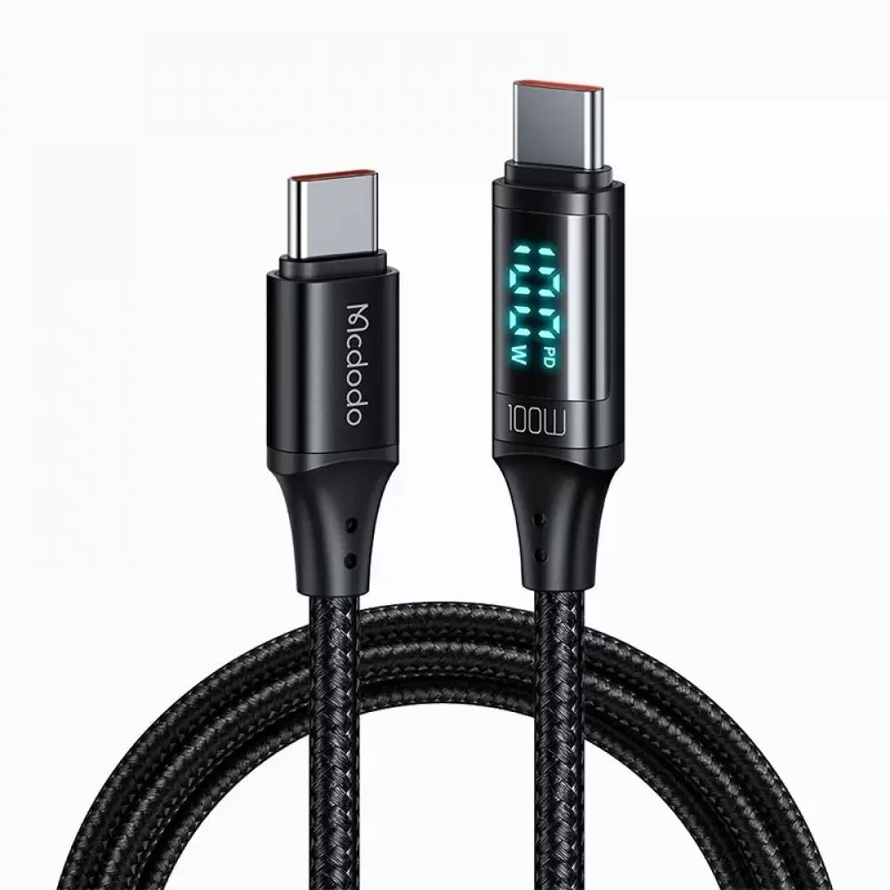 100W gücü gösteren dijital ekranlı siyah USB-C kablosu.