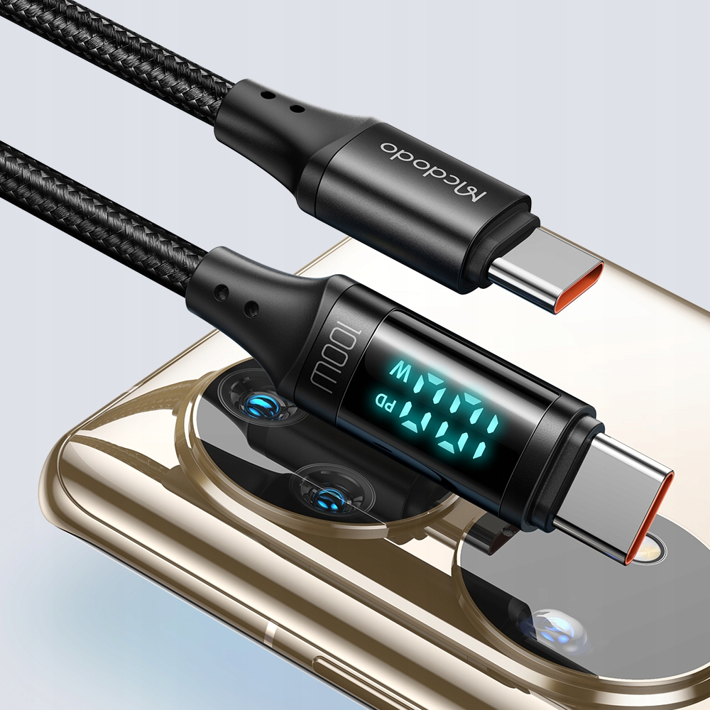Altın rengi akıllı telefona yaslanmış, dijital ekranlı siyah USB-C kablosu.