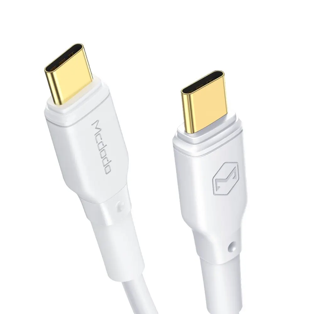 Beyaz arka plan üzerinde altın konektörlü iki beyaz USB-C kablosu.