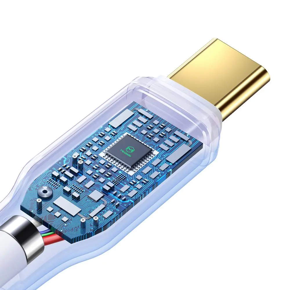 Devre kartı ve çip gösteren şeffaf kasalı bir USB-C konektörü.