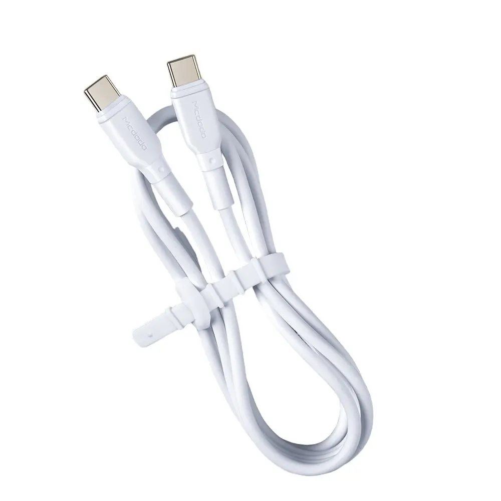 İki konektörlü beyaz bir USB-C kablosu, cırt cırt ile bağlanmış.