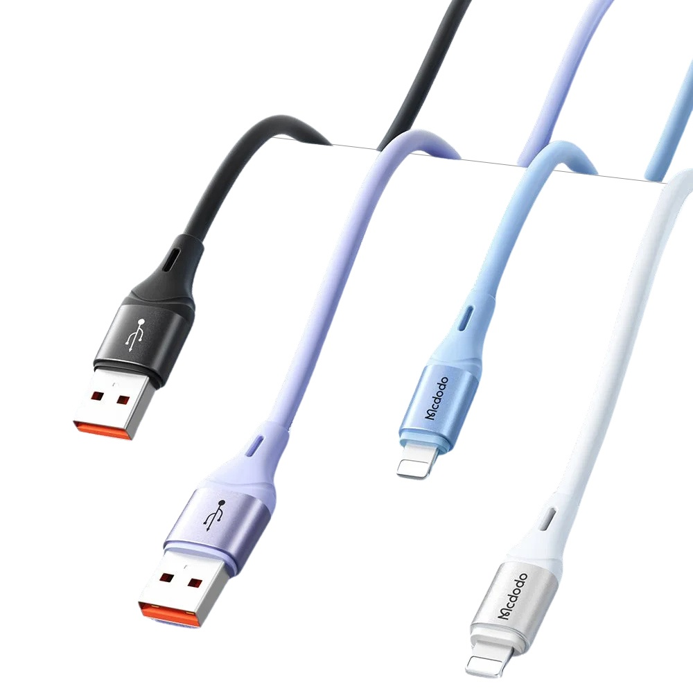 USB ve Lightning konektörlü siyah, mor, açık mavi ve beyaz dört şarj kablosu.