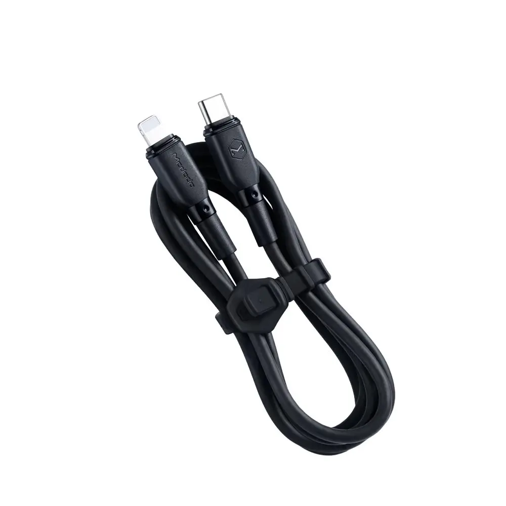 Siyah USB-C ve Lightning kablosu, birbirine bağlı.