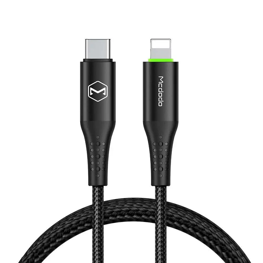 Beyaz arka plan üzerinde USB-C ve Lightning konektörlü siyah şarj kablosu.
