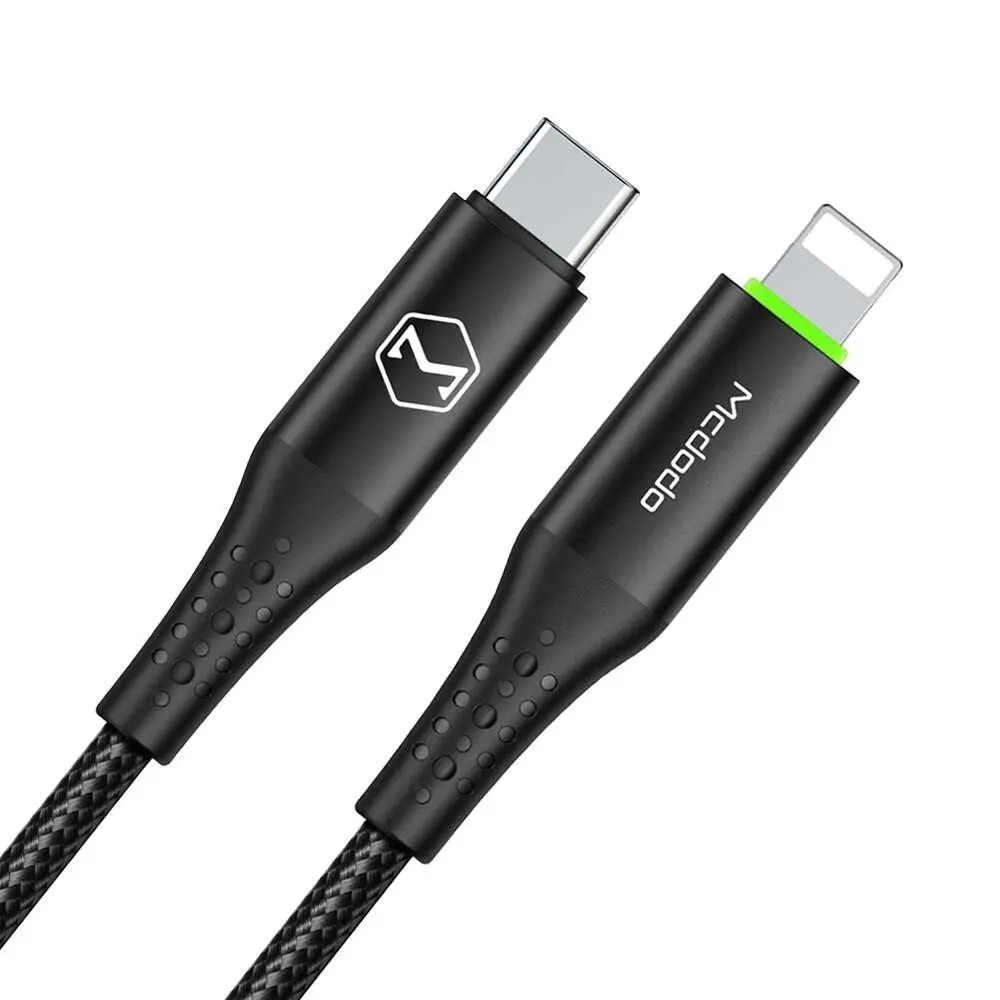 Beyaz arka plan üzerinde USB-C ve Lightning konnektörlü iki siyah şarj kablosu.