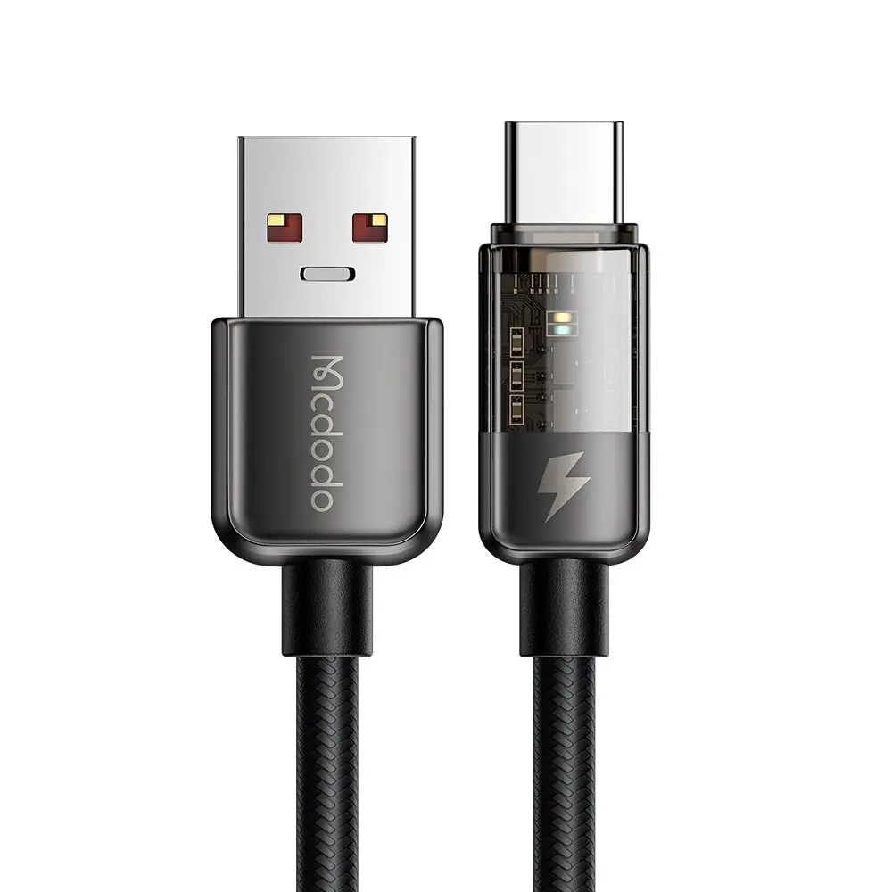 Beyaz arka plan üzerinde gümüş konektörlü siyah USB-A - USB-C şarj kablosu.