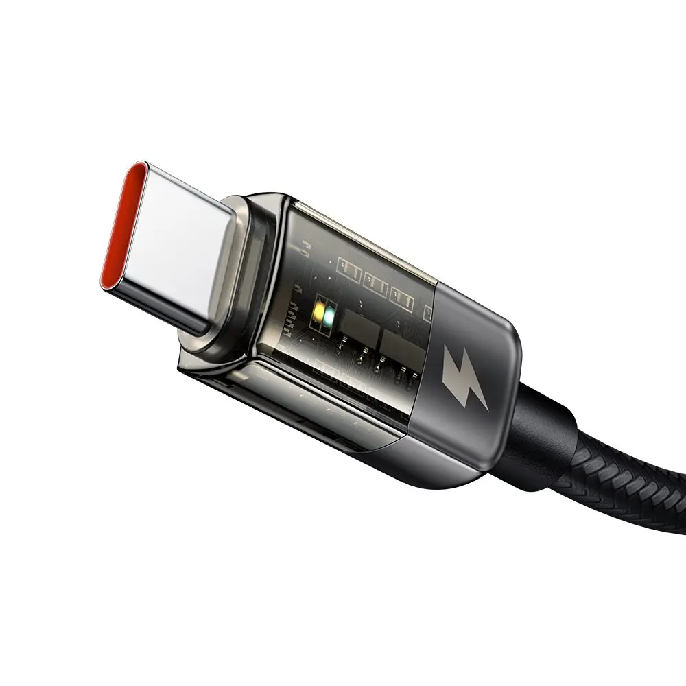 Kırmızı içli, şeffaf kasalı ve şimşek logolu bir USB-C konektörü.