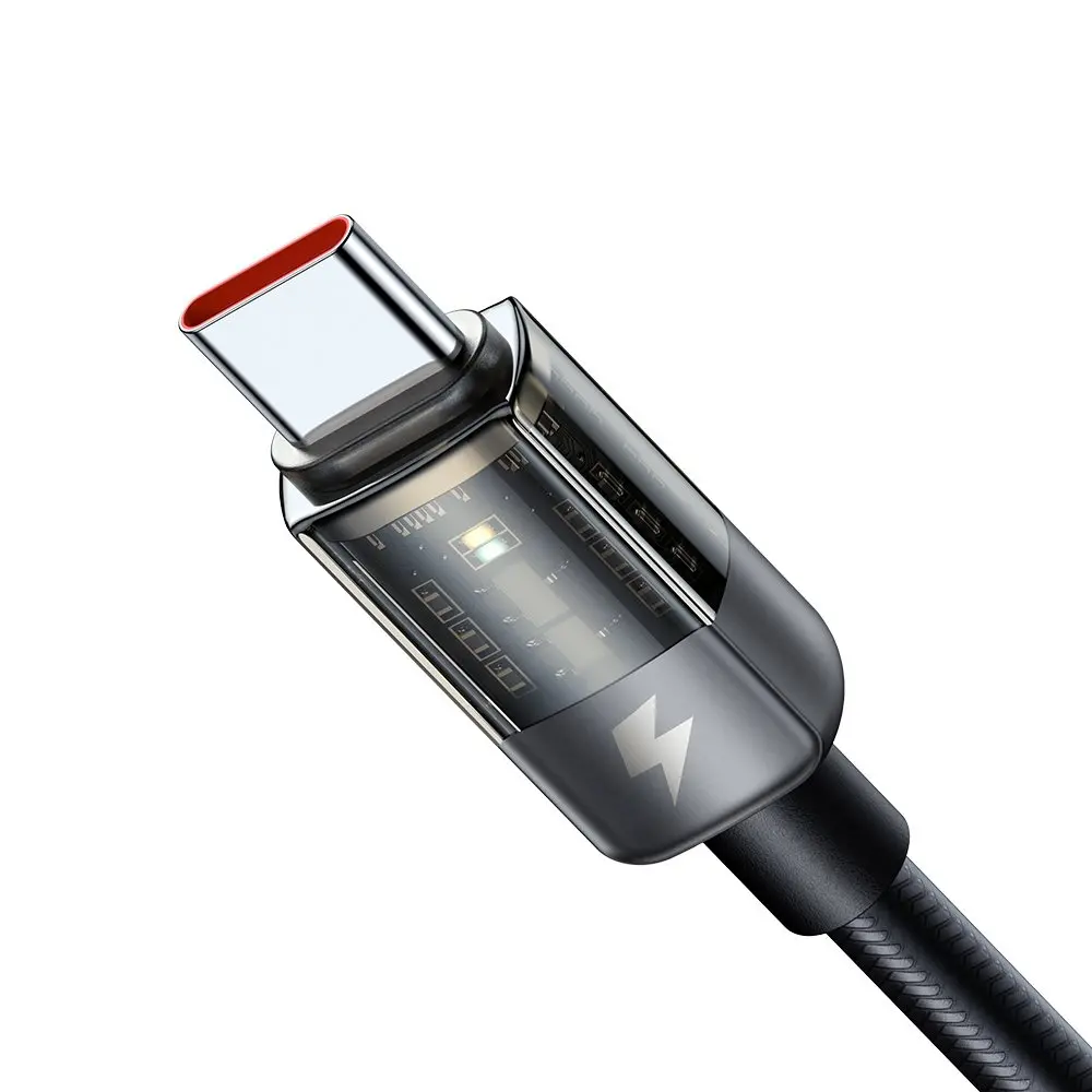 Devreleri gösteren şeffaf kasalı bir USB-C kablo konektörünün yakın çekimi.