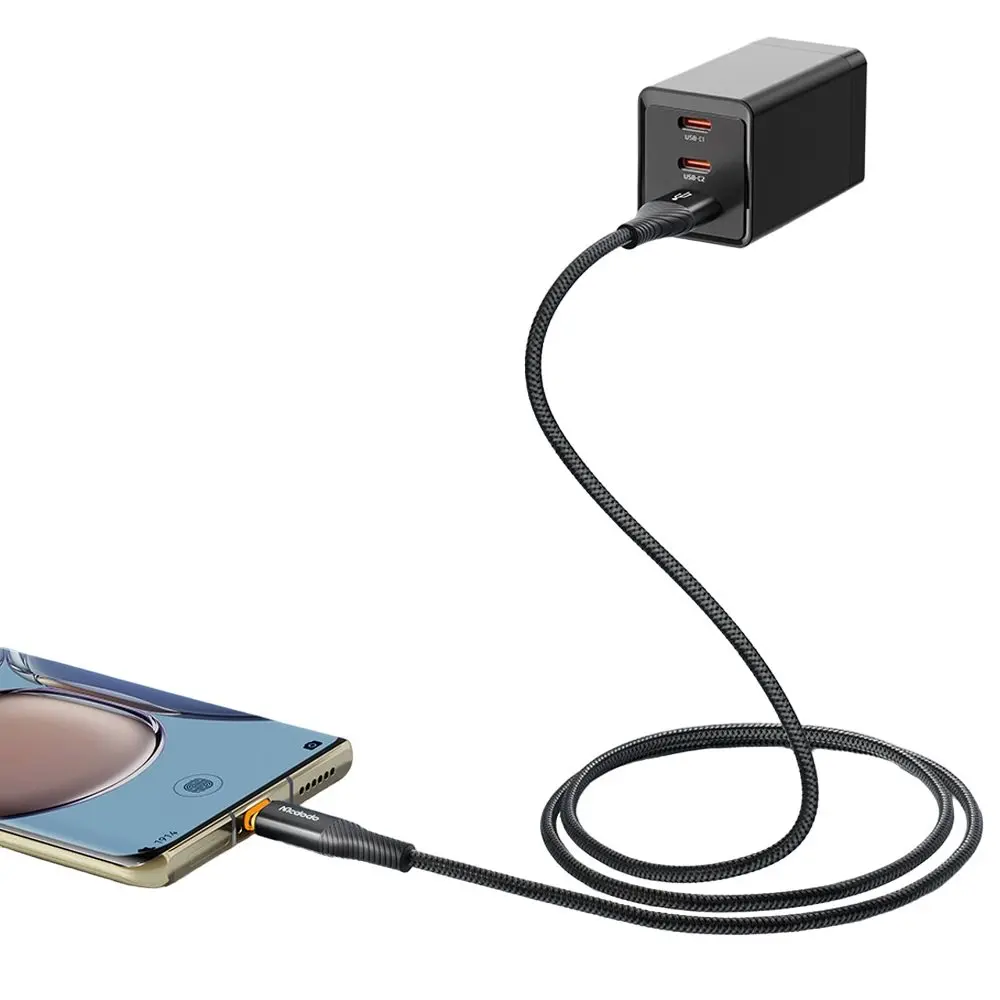İki portlu siyah USB-C şarj cihazı, siyah kabloyla bir akıllı telefona bağlı.