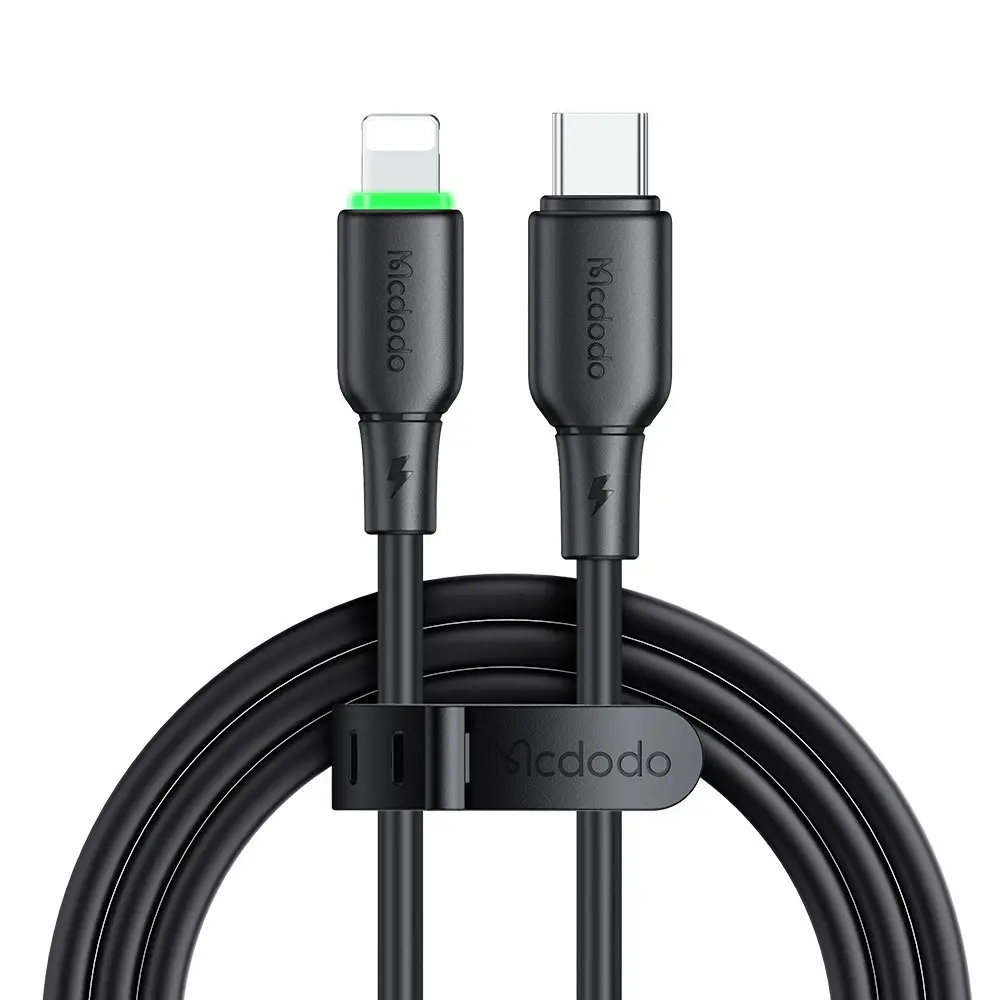 Lightning ve USB-C konektörlü siyah şarj kablosu. Lightning konektöründe yeşil ışık.