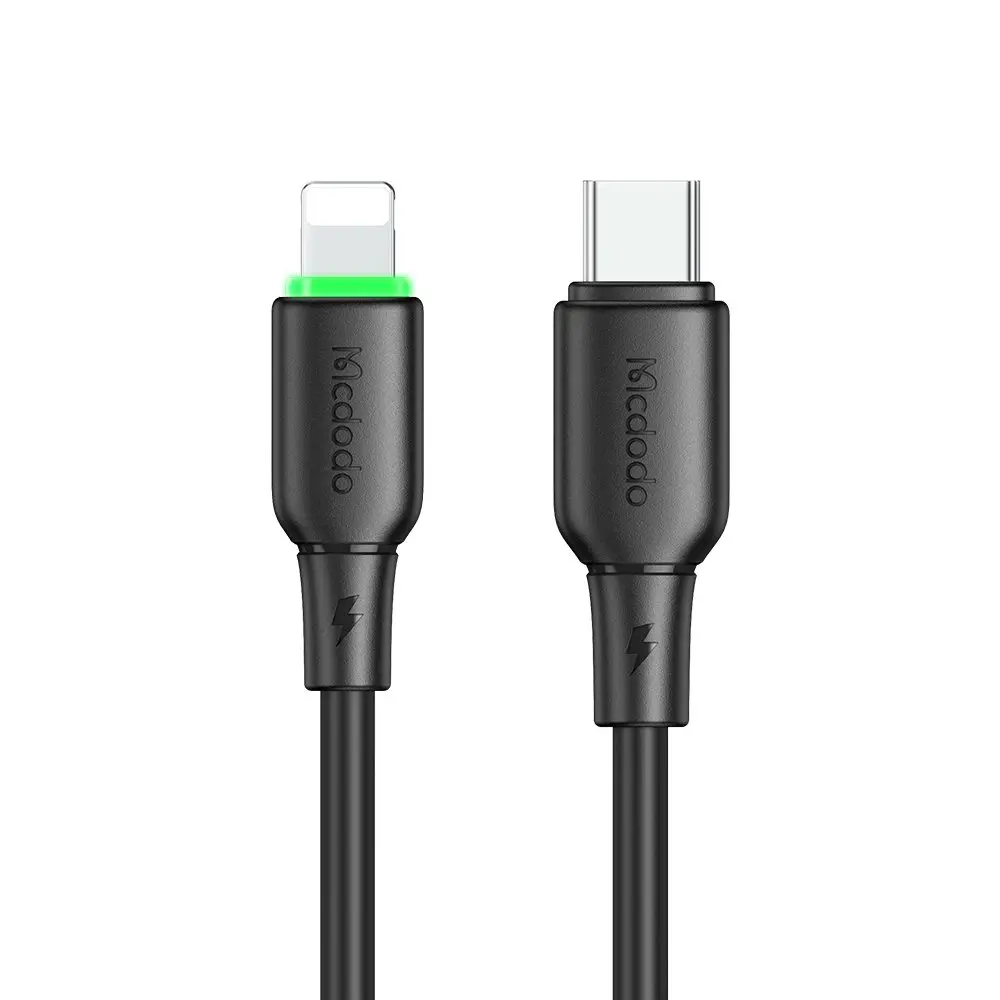 İki siyah şarj kablosu: bir Lightning ve bir USB-C konektörü.