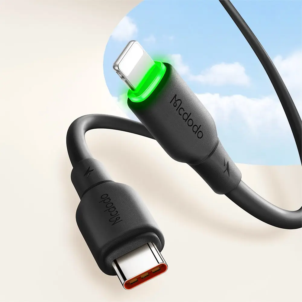 USB-C ve Lightning konnektörlü siyah McDodo şarj kablosu. Yeşil ışık.