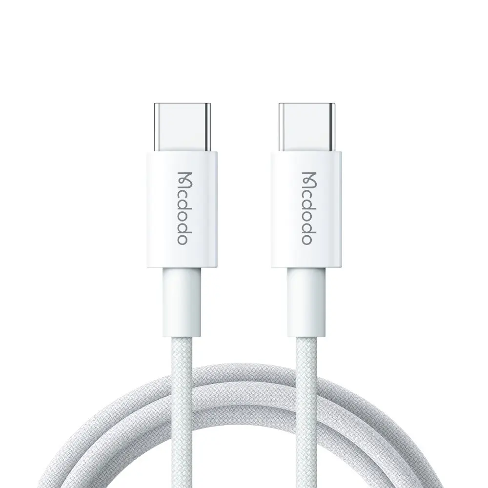 McDodo logolu iki beyaz USB-C kablo, beyaz arka plan üzerinde.