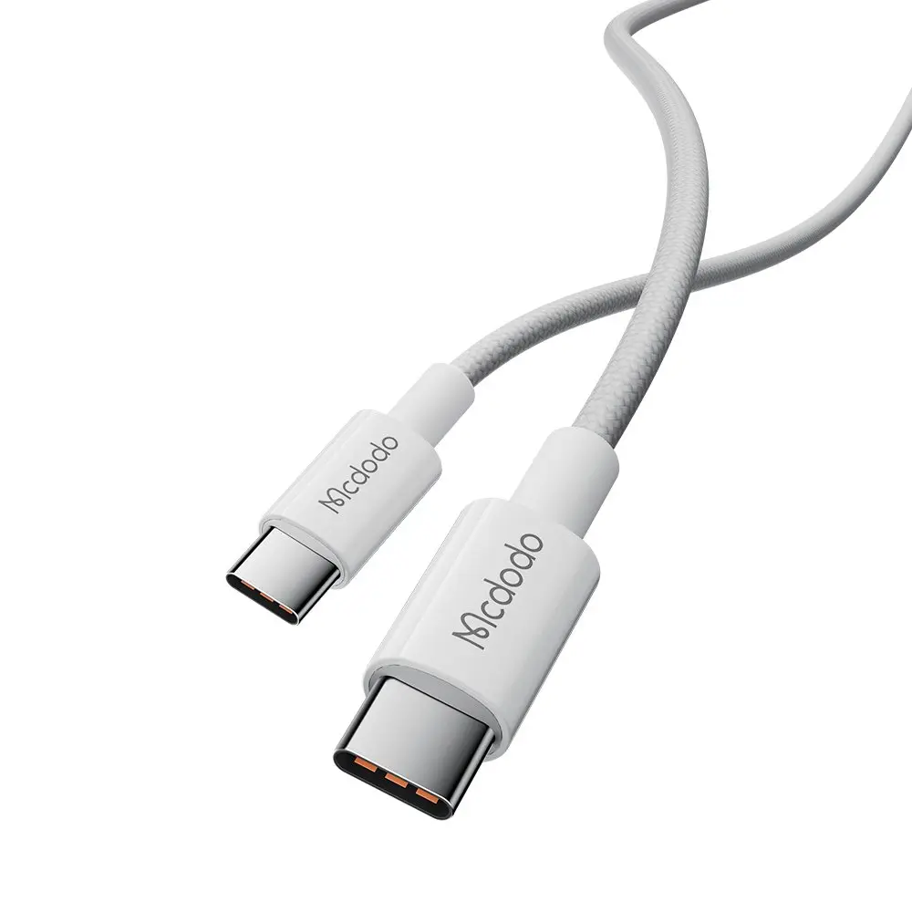 İki konektörlü beyaz USB-C kablosu, "Mcdodo" markalı.