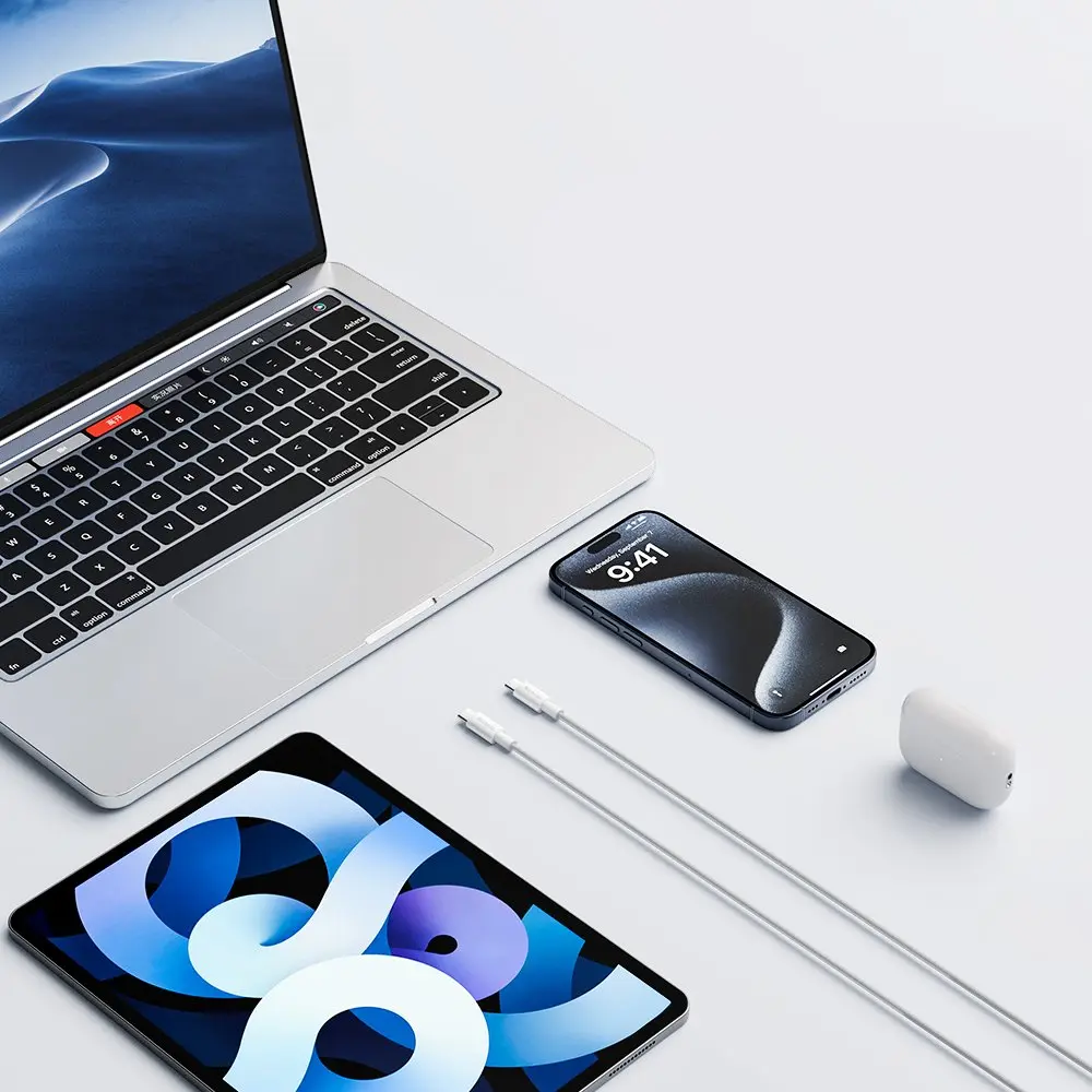 Beyaz arka planda bir dizüstü bilgisayar, tablet, akıllı telefon, Airpods ve şarj kabloları.