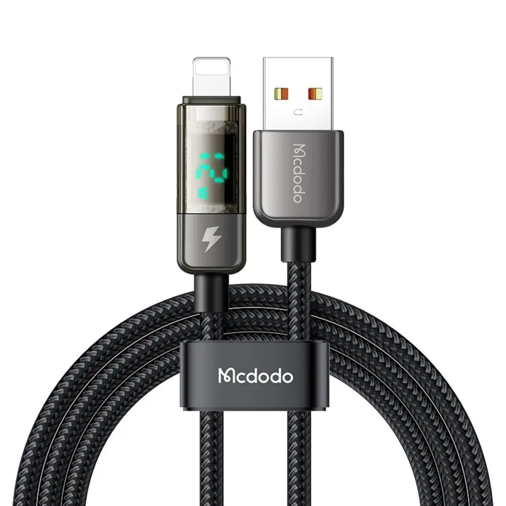 Dijital ekrana sahip, USB-A ve Lightning konnektörlü siyah şarj kablosu.