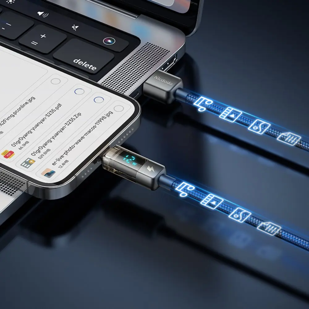 Bir telefon ve dizüstü bilgisayar, parlayan simgeli mavi şarj kablolarıyla bağlıdır.