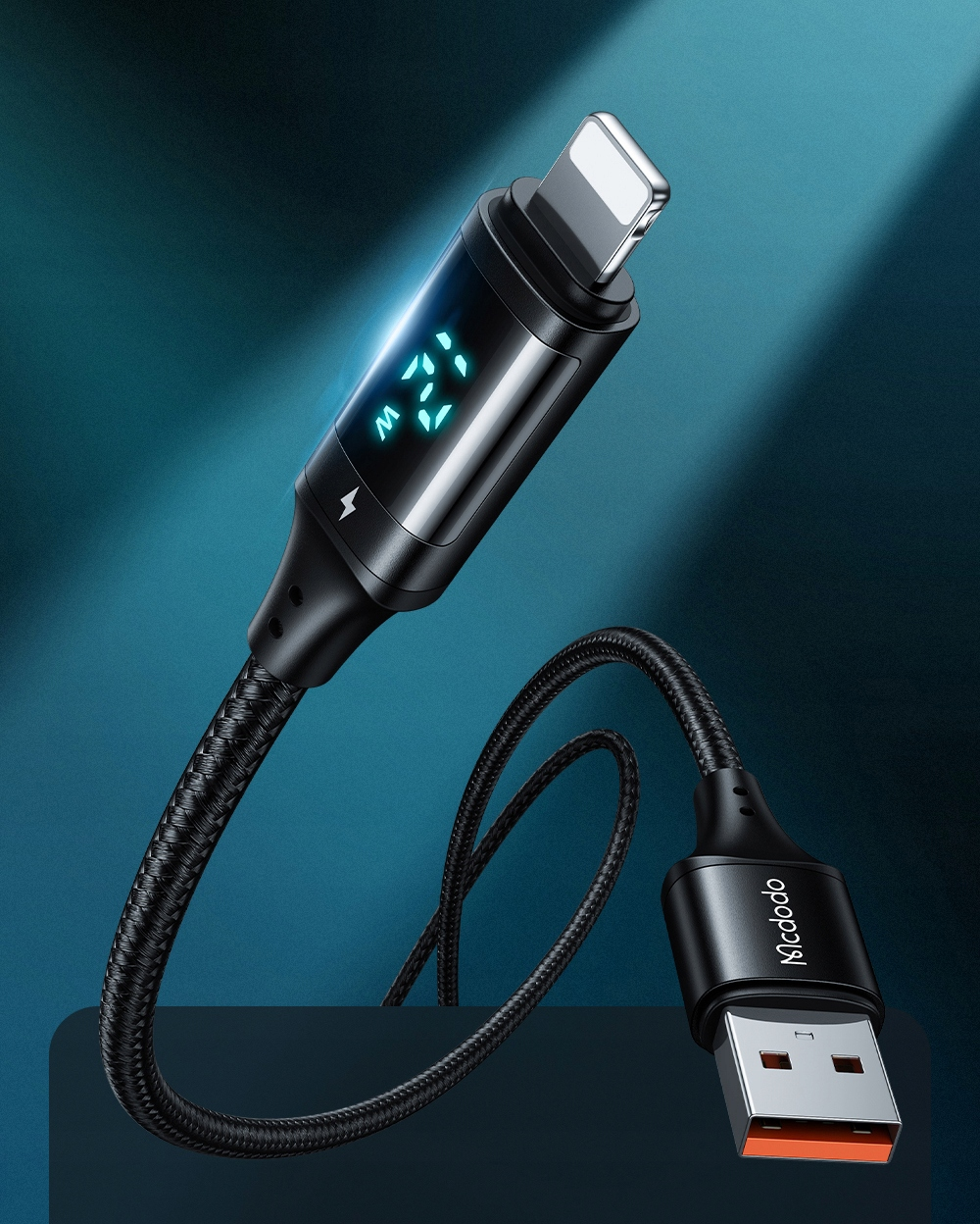 USB-A ve Lightning konektörlü, dijital ekranlı siyah örgülü şarj kablosu.
