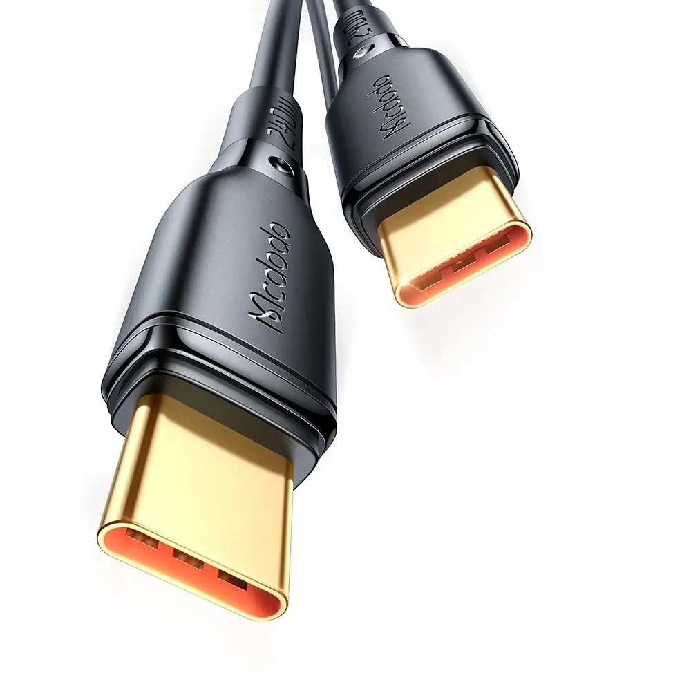 Altın konnektörlü iki siyah USB-C kablosu, beyaz arka plan üzerinde.