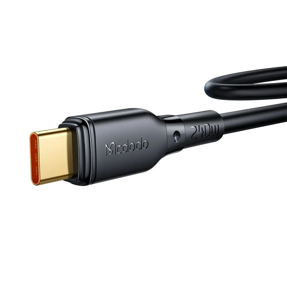 Altın rengi konektörlü ve 'Mcdodo' logolu siyah USB-C kablosu.