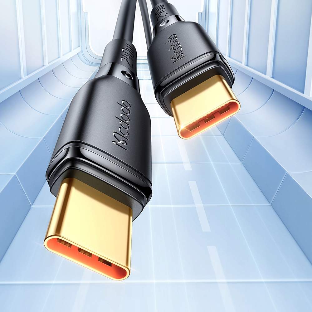 Fütüristik tünelde altın konektörlü iki siyah USB-C kablosu.