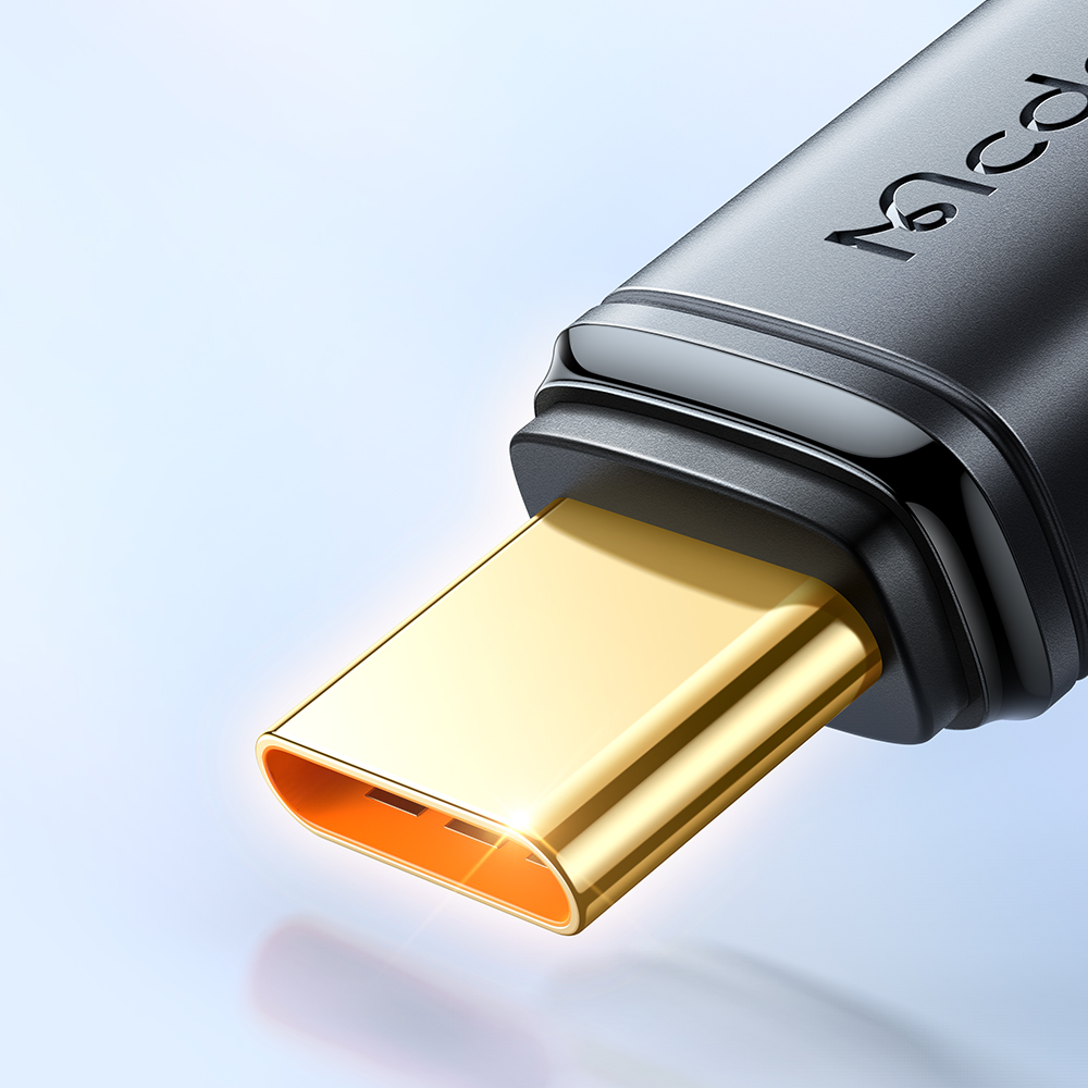 Siyah gövdeli ve logolu altın USB-C konektörünün yakın çekimi.