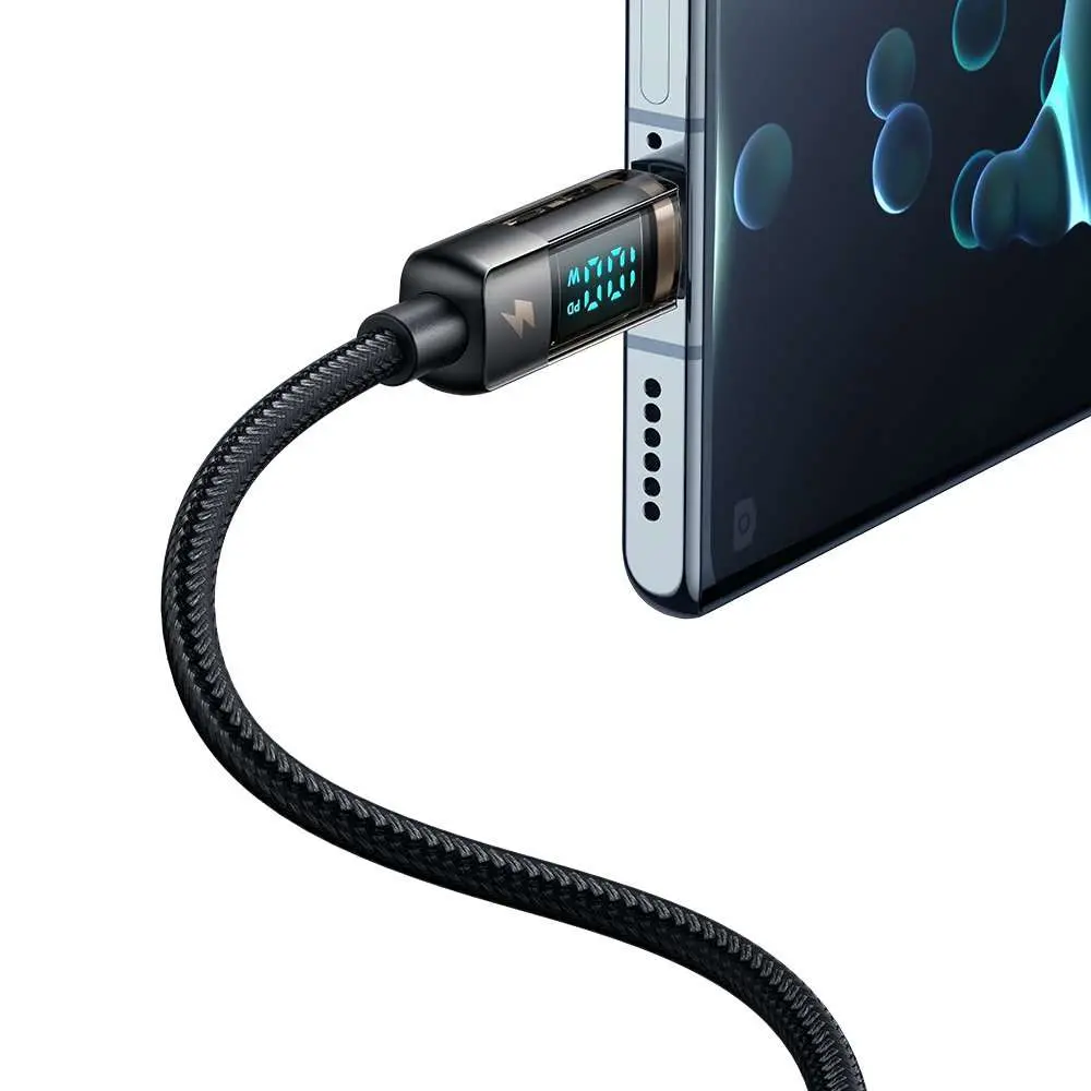 Dijital ekranlı siyah USB-C kablosu bir akıllı telefona takılı.