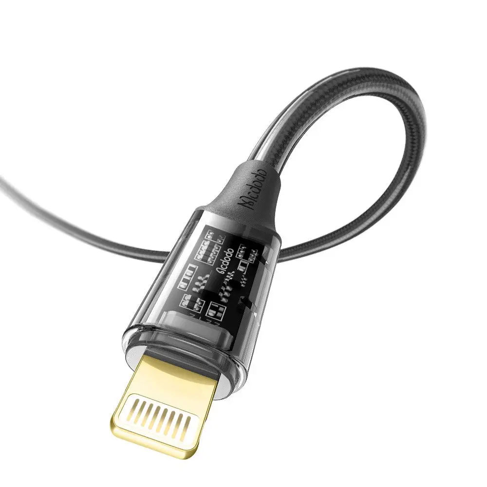 Dahili devreleri gösteren şeffaf kasalı altın rengi Lightning konektör.