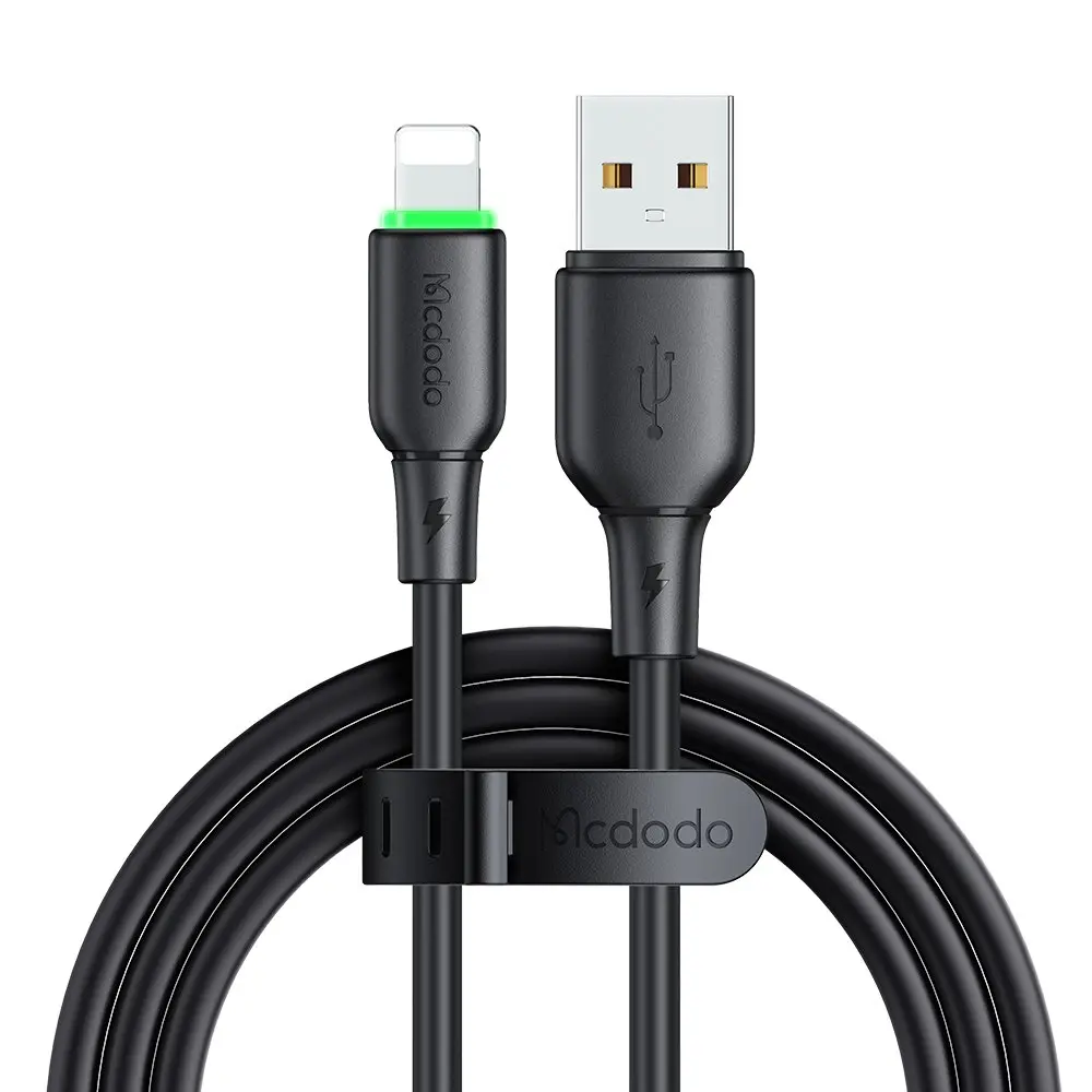 USB-A ve Lightning konnektörlü siyah şarj kablosu, hafifçe kıvrımlı.