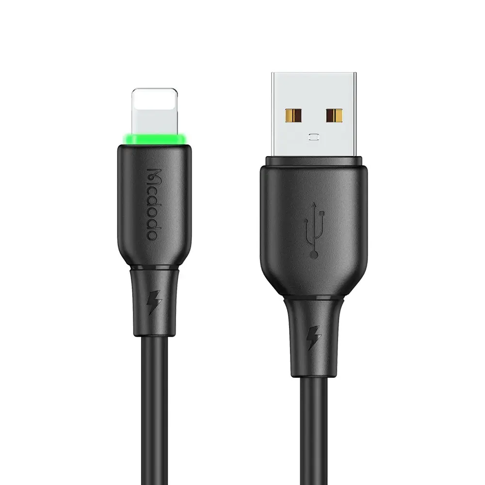 USB-A ve Lightning konnektörlü siyah şarj kablosu. Lightning ucunda yeşil LED.