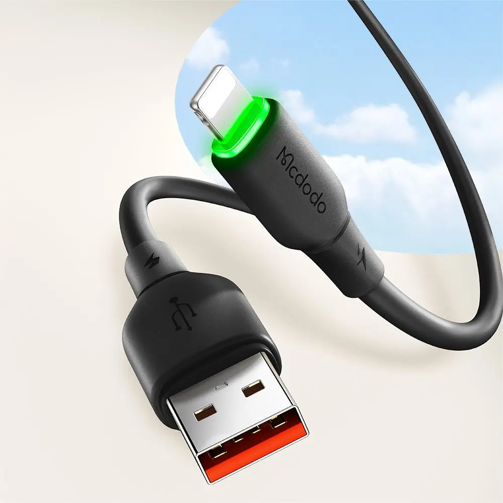 Yeşil parlayan lightning konektörlü siyah USB kablosu.